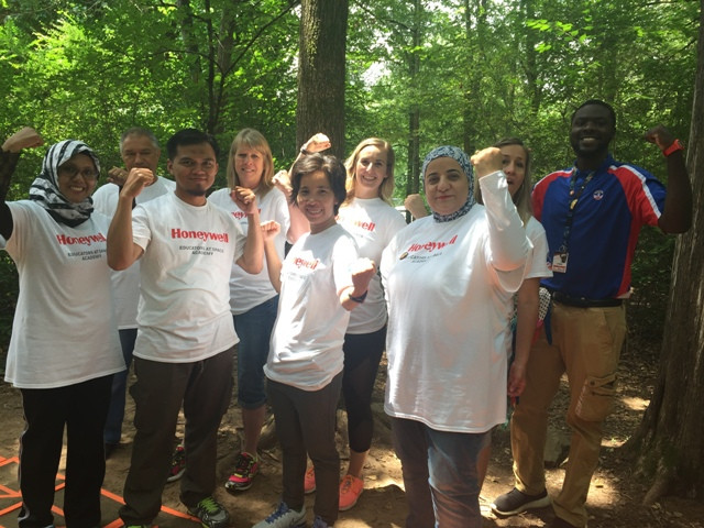 Cô Vy cùng bạn bè trong đội