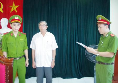 Cơ quan công an đọc lệnh khởi tố đối với Hồ Xuân Cường, nguyên cán bộ HĐBT huyện Kỳ Anh