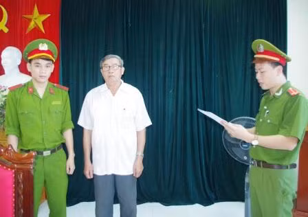 Cơ quan công an đọc lệnh khởi tố đối với Hồ Xuân Cường, nguyên cán bộ HĐBT huyện Kỳ Anh