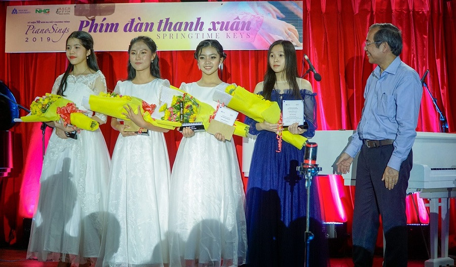 Ban tổ chức trao hoa cho các nghệ sĩ.