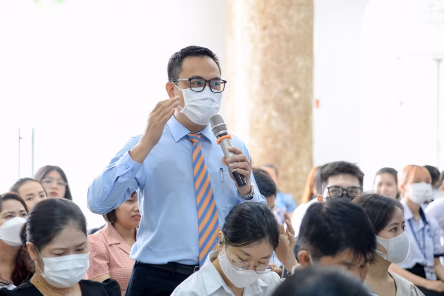 Đại diện một doanh nghiệp chia sẻ với sinh viên tại ngày hội