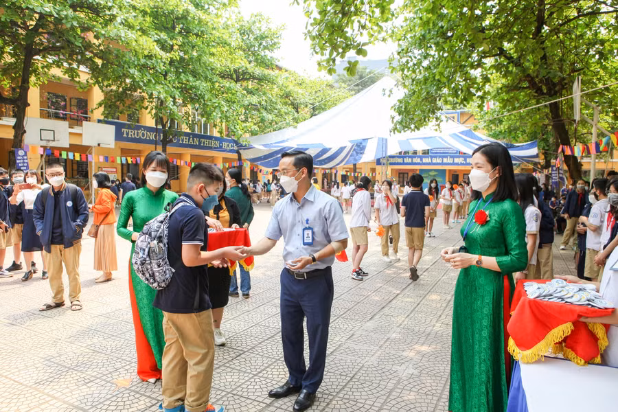 Hôm nay, 6/4, hơn 1 triệu học sinh tiểu học và lớp 6 của Thủ đô Hà Nội đã quay trở lại trường học trực tiếp sau nhiều tháng nghỉ dịch.