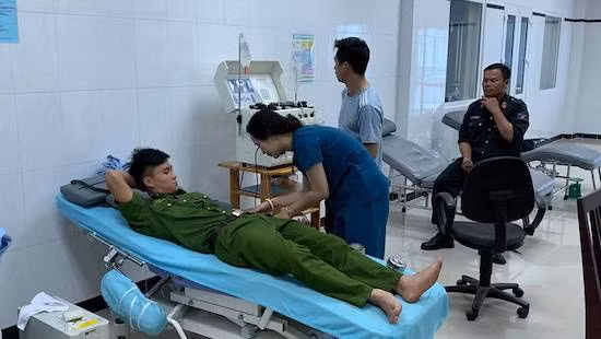 Đọc lời “cầu cứu” trên Facebook, 30 chiến sĩ cảnh sát "đổ bộ" đến bệnh viện cứu bệnh nhân 