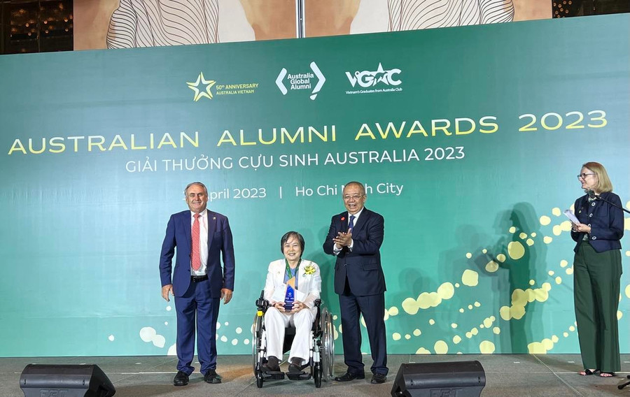 Tiến sĩ Võ Thị Hoàng Yến, cựu sinh đoạt Giải thưởng Phụ nữ trong vai trò lãnh đạo. Tiến sĩ Võ Thị Hoàng Yến, cựu sinh đoạt Giải thưởng Phụ nữ trong vai trò lãnh đạo.