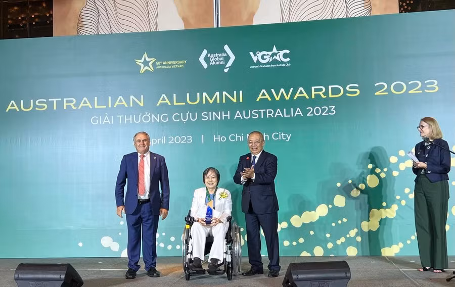 Tiến sĩ Võ Thị Hoàng Yến, cựu sinh đoạt Giải thưởng Phụ nữ trong vai trò lãnh đạo.