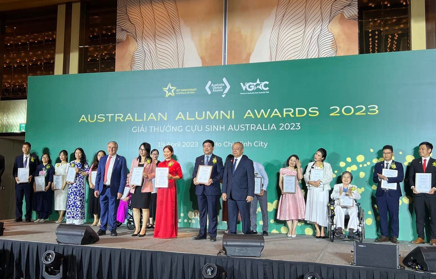 18 cựu sinh Australia xuất sắc nhận chứng nhận và chụp ảnh cùng nhau tại buổi lễ. 18 cựu sinh Australia xuất sắc nhận chứng nhận và chụp ảnh cùng nhau tại buổi lễ.