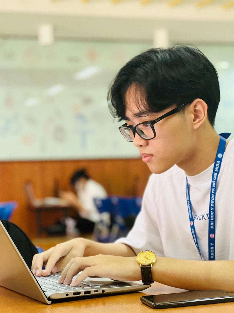 Nguyễn Phúc Lâm trong một giờ học trên giảng đường Trường ĐH Y dược TPHCM Nguyễn Phúc Lâm trong một giờ học trên giảng đường Trường ĐH Y dược TPHCM