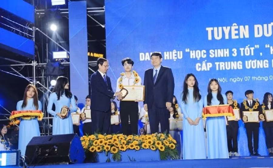 Nguyễn Nông Toán nhận danh hiệu "Học sinh 3 tốt cấp Trung ương" năm học 2021 - 2022.