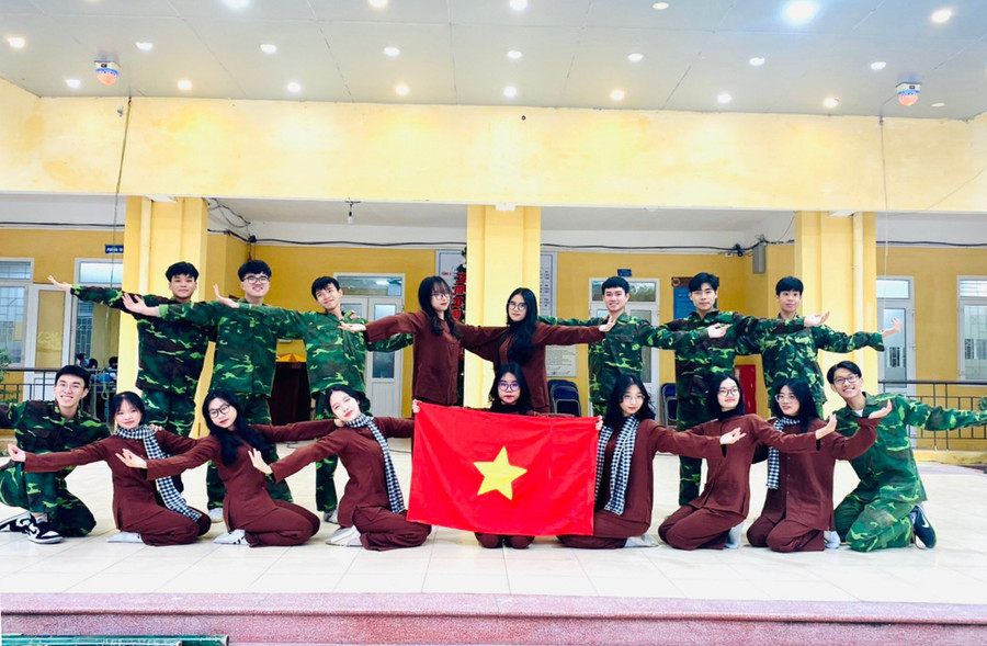 Hình ảnh người lính cụ Hồ đoàn kết, gắn bó với nhân dân ở mọi giai đoạn lịch sử được học sinh tái hiện sinh động trên sân khấu. Hình ảnh người lính cụ Hồ đoàn kết, gắn bó với nhân dân ở mọi giai đoạn lịch sử được học sinh tái hiện sinh động trên sân khấu.