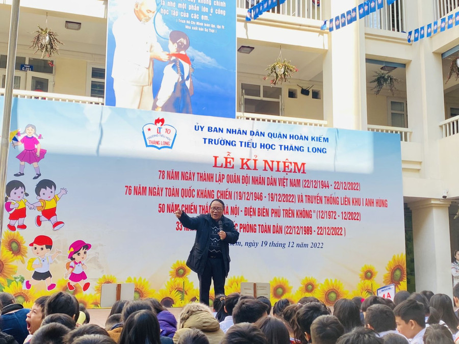 Nhà thơ quân đội Trần Đăng Khoa giao lưu với các em học sinh. Nhà thơ quân đội Trần Đăng Khoa giao lưu với các em học sinh.