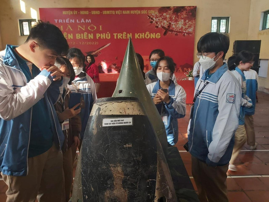 Học sinh Trường THPT Sóc Sơn (Hà Nội) được mục sở thị mảnh xác máy bay trinh sát điện tử không người lái của Mỹ rơi tại Việt Nam trong chiến dịch 12 ngày đêm bảo vệ bầu trời Hà Nội cuối năm 1972. Học sinh Trường THPT Sóc Sơn (Hà Nội) được mục sở thị mảnh xác máy bay trinh sát điện tử không người lái của Mỹ rơi tại Việt Nam trong chiến dịch 12 ngày đêm bảo vệ bầu trời Hà Nội cuối năm 1972.
