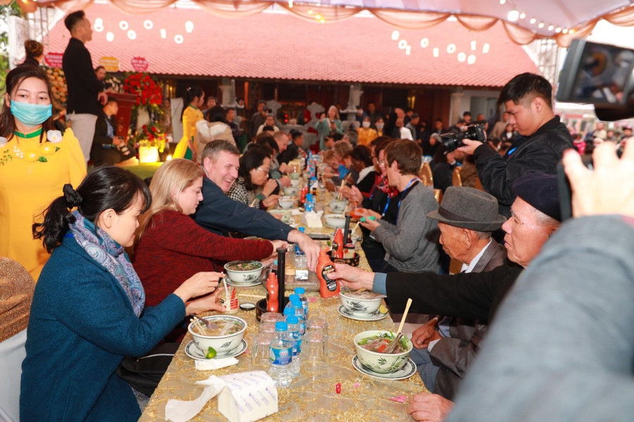 Dù người Việt hay người nước ngoài cũng rất quen thuộc với tương ớt CHIN-SU. Dù người Việt hay người nước ngoài cũng rất quen thuộc với tương ớt CHIN-SU.