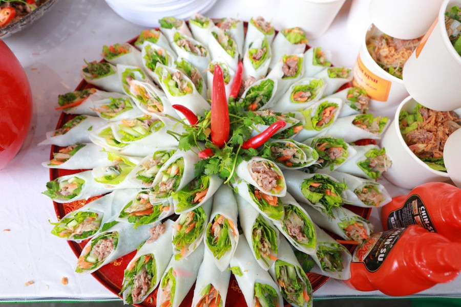 Không chỉ phở nước mà phở cuốn cũng được thưởng thức cùng CHIN-SU. Không chỉ phở nước mà phở cuốn cũng được thưởng thức cùng CHIN-SU.