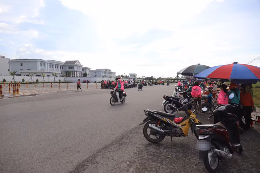 Hàng nghìn công nhân Công ty Viet Glory đình công đòi quyền lợi. (Ảnh: Phạm Tâm)