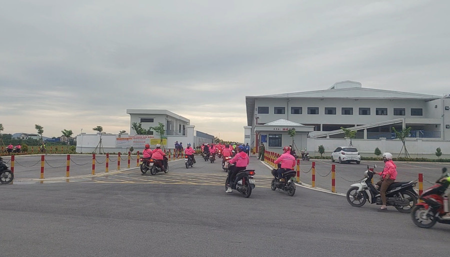 Công nhân Viet Glory đi làm trở lại vào sáng nay. (Ảnh: Hà Huy Đồng)