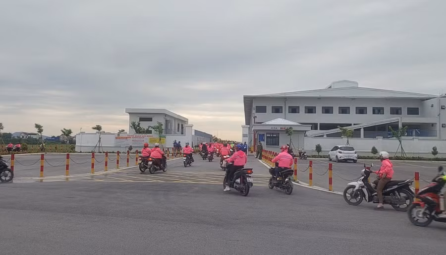 Công nhân Viet Glory đi làm trở lại vào sáng nay. (Ảnh: Hà Huy Đồng)