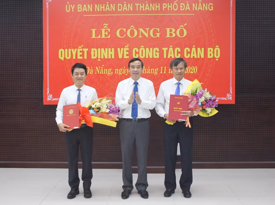 Ông Lê Trung Chinh (đứng giữa) – Phó Chủ tịch Thường trực UBND TP Đà Nẵng trao quyết định bổ nhiệm cho ông Nguyễn Hà Bắc (bìa trái) và ông Đoàn Ngọc Hùng Anh (bìa phải). 