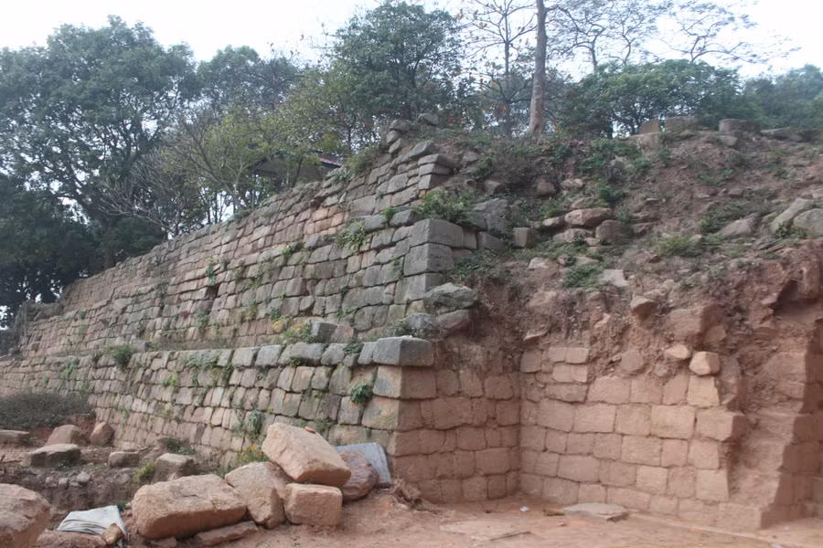 Kè đá hàng nghìn năm bên sườn núi chùa Dạm.