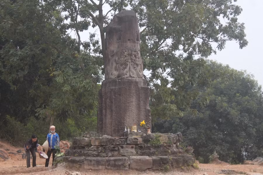 Toàn cảnh cột đá Cao Biền.