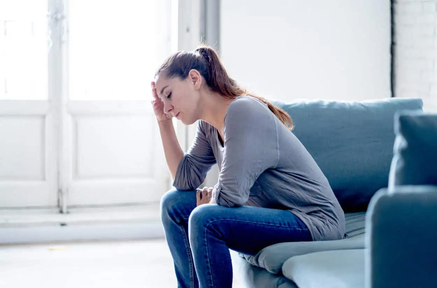 Có người sợ ở một mình và lo lắng khi nghĩ rằng mình phải tìm lại bạn đời mới và trải qua toàn bộ quá trình hẹn hò (Ảnh: ITN).