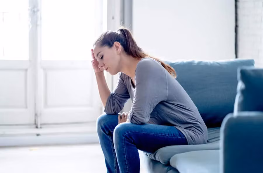 Có người sợ ở một mình và lo lắng khi nghĩ rằng mình phải tìm lại bạn đời mới và trải qua toàn bộ quá trình hẹn hò (Ảnh: ITN).