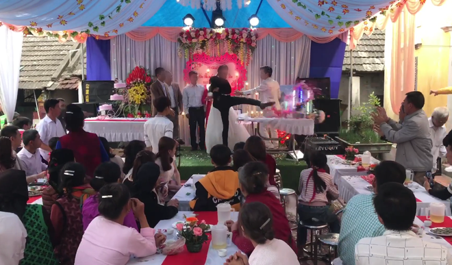 Lời kể bất ngờ của hàng xóm vụ chú rể hất phăng ly rượu hồng, đập phá sân khấu trong lễ vu quy