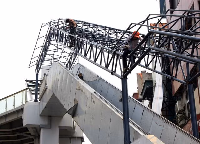 Cận cảnh người nhện gấp rút vệ sinh ga Cát Linh - Hà Đông - 9