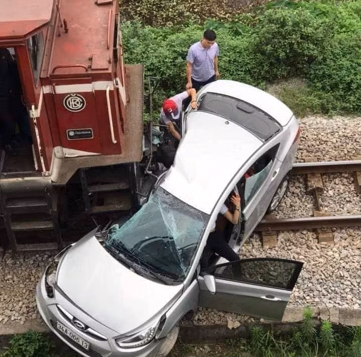 Tin nhanh - Hải Dương: Kinh hoàng ô tô va chạm với tàu hoả 5 người nhập viện