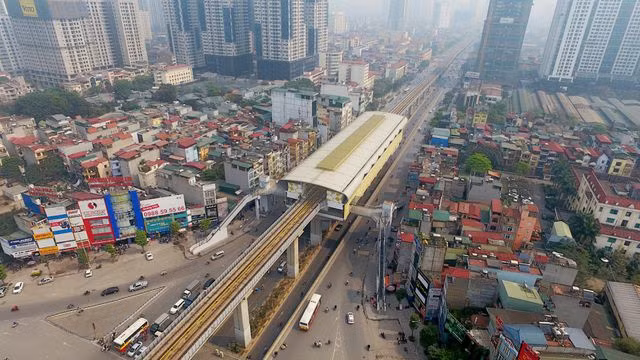 Cận cảnh người nhện gấp rút vệ sinh ga Cát Linh - Hà Đông - 1