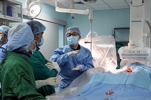 Chuyên gia Nhật Bản về tim mạch can thiệp (phải) trao đổi kinh nghiệm với các bác sĩ Bệnh viện đa khoa Đồng Nai trong một ca bệnh. Ảnh:Phước Tuấn Chuyên gia Nhật Bản về tim mạch can thiệp (phải) trao đổi kinh nghiệm với các bác sĩ Bệnh viện đa khoa Đồng Nai trong một ca bệnh. Ảnh: Phước Tuấn
