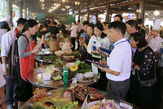 Ban giám khảo đến từng bàn chấm điểm cho các đội thi. Ban giám khảo đến từng bàn chấm điểm cho các đội thi.