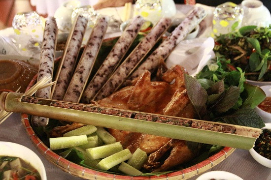 Gà nướng ăn kèm cơm lam cũng là một món không thể thiếu của đồng bào Tây Nguyên.