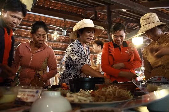 Sau khi ban giám khảo chấm điểm xong các thực khách được thưởng thức miễn phí các món ăn của các đội.