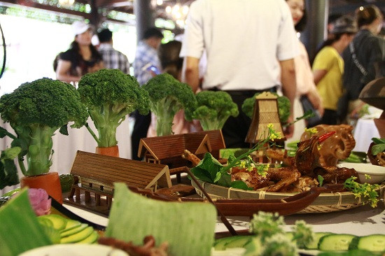 Những chú voi bản Đôn được đưa lên trang trí cho mâm tiệc.