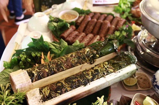 Lá và rau rừng nấu trong ống tre là một trong những món ăn dân dã, độc đáo của người dân Tây Nguyên.