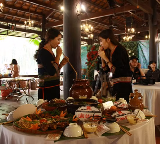 Những cô gái Tây Nguyên say sưa bên ché rượu cần.