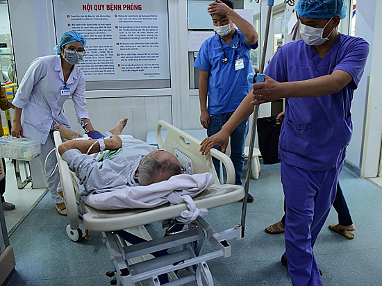 Khoa Hồi sức cấp cứu, bệnh viện Bạch Maitiếp nhận từ 100 - 150 ca cấp cứu mỗi ngày nên luôn trong tình trạng quá tải, gây nênnhiều áp lực cho y bác sĩ. Ảnh:Giang Huy Khoa Hồi sức cấp cứu, bệnh viện Bạch Maitiếp nhận từ 100 - 150 ca cấp cứu mỗi ngày nên luôn trong tình trạng quá tải, gây nênnhiều áp lực cho y bác sĩ. Ảnh: Giang Huy