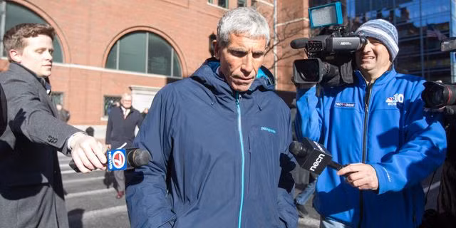 Bê bối gian lận vào đại học danh tiếng của gần 50 CEO và sao Hollywood - 1