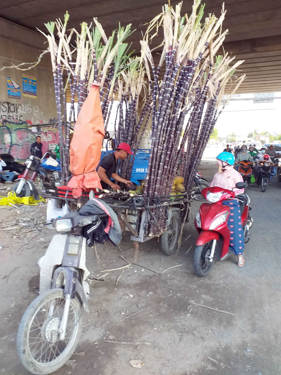 Cảnh mua bán gây mất trật tự giao thông