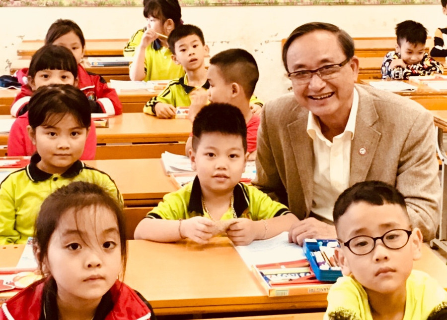 Ông Đặng Tự Ân cùng học sinh tiểu học. Ảnh: Hiếu Nguyễn Ông Đặng Tự Ân cùng học sinh tiểu học. Ảnh: Hiếu Nguyễn
