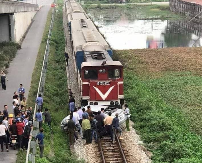 Kinh hoàng ô tô va chạm với tàu hoả 5 người nhập viện