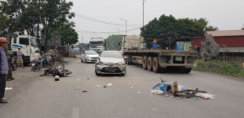 Hiện trường vụ tai nạn Lao ra khỏi nhà hàng, xế hộp đâm loạn xạ, sập nhà dân