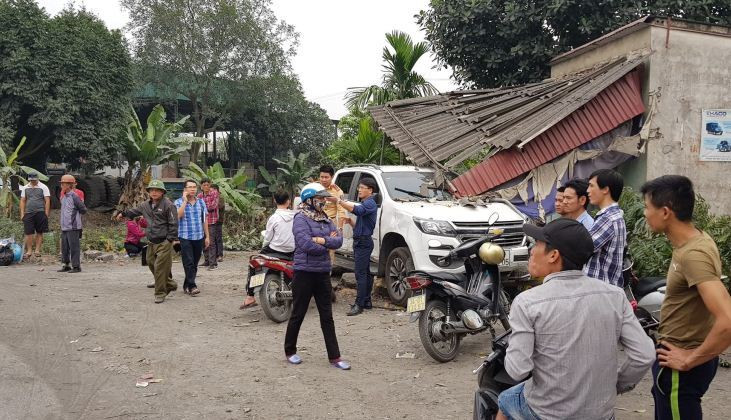 Một nhà dân bị tông sập phần mái trước Lao ra khỏi nhà hàng, xế hộp đâm loạn xạ, sập nhà dân