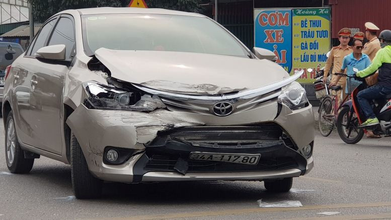 Chiếc xe bị xe bán tải đâm gây hư hỏng phần đầu Lao ra khỏi nhà hàng, xế hộp đâm loạn xạ, sập nhà dân