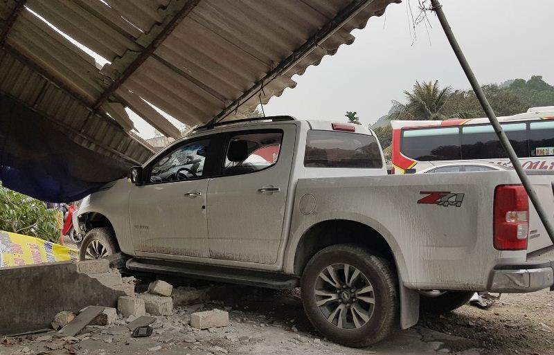 Lao ra khỏi nhà hàng, xế hộp đâm loạn xạ, sập nhà dân