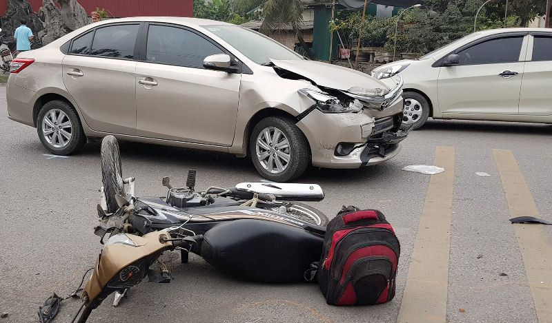 Lao ra khỏi nhà hàng, xế hộp đâm loạn xạ, sập nhà dân