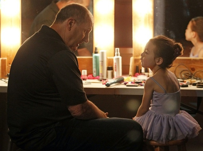 7. "Bạn kéo tóc vì thích cháu đấy": Ông bà nói vậy khiến trẻ dần chấp nhận bạo lực như một biểu hiện của tình cảm. Trẻ nhầm tưởng bạo hành là điều tự nhiên, người khác làm tổn thương chúng vì yêu quý. Trong trường hợp này, lẽ ra, họ nên nói rõ có thể bạn kéo tóc vì thích trẻ nhưng đang thể hiện sai cách. Ảnh: ABC. 10 cau noi can tranh de khong lam ton thuong tre hinh anh 7