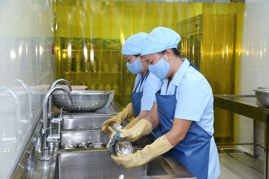 Bếp ăn tại trường tiểu học Trưng Trắc (Thành phố Hồ Chí Minh) đã và đang mang đến những bữa ăn ngon miệng và cân bằng dinh dưỡng cho các em học sinh. Bếp ăn tại trường tiểu học Trưng Trắc (Thành phố Hồ Chí Minh) đã và đang mang đến những bữa ăn ngon miệng và cân bằng dinh dưỡng cho các em học sinh.