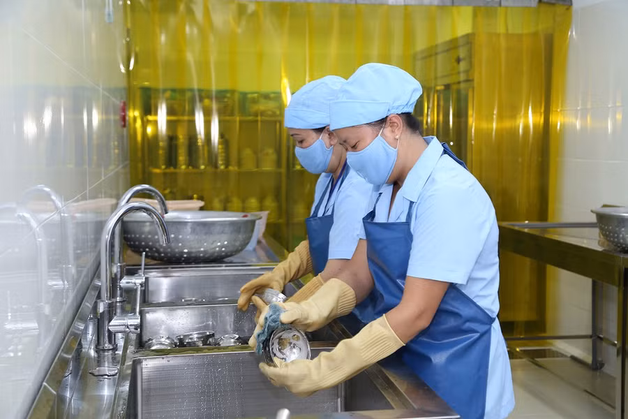 Bếp ăn tại trường tiểu học Trưng Trắc (Thành phố Hồ Chí Minh) đã và đang mang đến những bữa ăn ngon miệng và cân bằng dinh dưỡng cho các em học sinh.