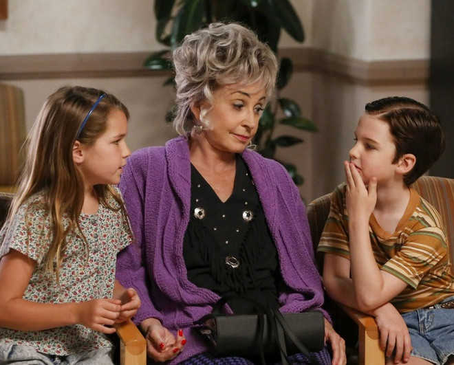 3. "Chị làm được, sao cháu không làm được?": So sánh trẻ con với nhau khiến chúng giảm lòng tự trọng. Trẻ nên được công nhận theo tài năng, sở trường riêng. Việc ông bà so sánh trẻ với người khác khiến chúng cảm thấy mình thấp kém, bực bội với họ và đứa trẻ họ mang ra so sánh. Ảnh: CBS. 10 cau noi can tranh de khong lam ton thuong tre hinh anh 3